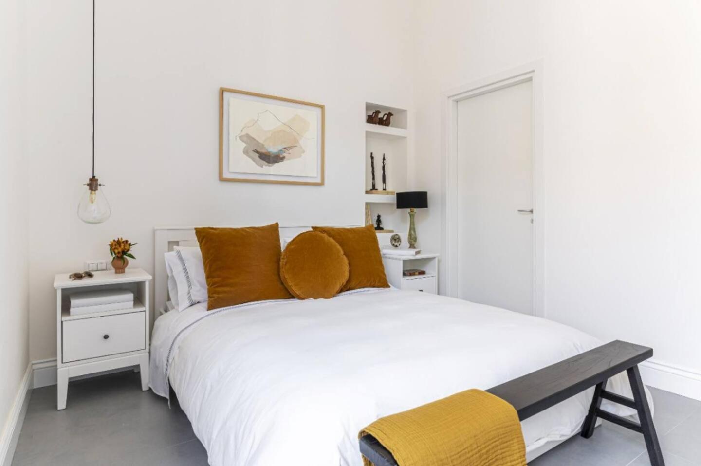 Modern Art - Art Pieces & Eclectic Deco Apartment Florenz